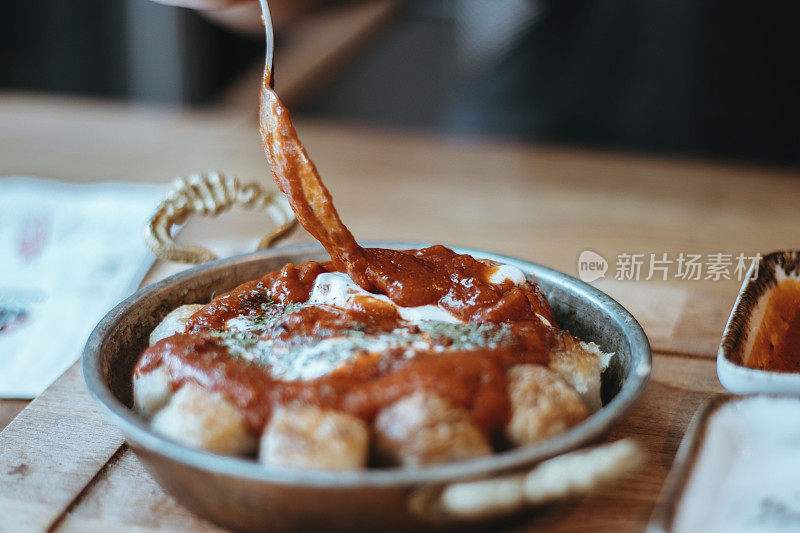 波斯尼亚酸奶和油炸黄油酱的糕点Manti / Bosnak Borek，传统的土耳其糕点馅肉末，烘焙糕点食品，肉馅饼